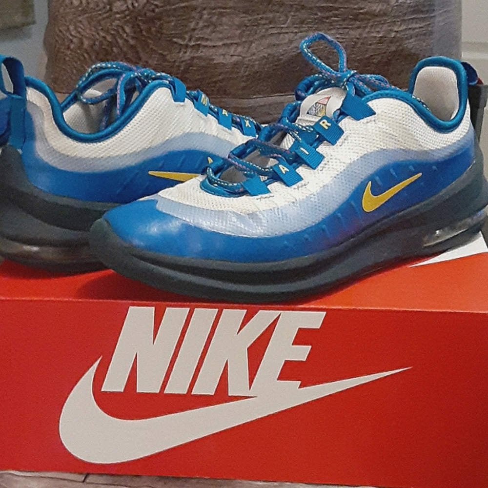 Nike Air Max Axis Size 6.5Y
